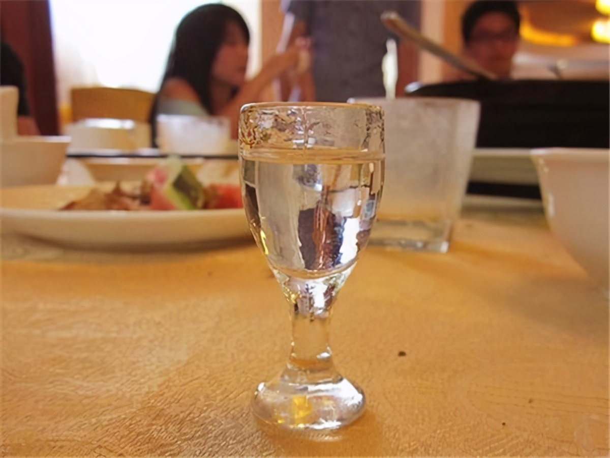 领品勇Y6酱香酒：挂杯的酱香酒就是好酒？酱酒挂杯真相揭秘