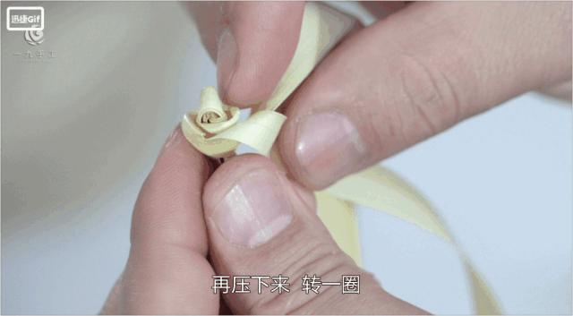 用叶子编玫瑰花图片,不用剪刀做教师节玫瑰花手工制作