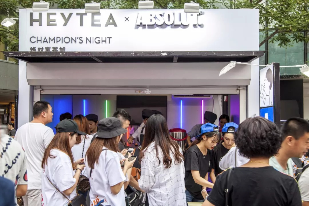 排队8小时叫价150就为喝一杯奶茶,一杯奶茶150元排队8小时