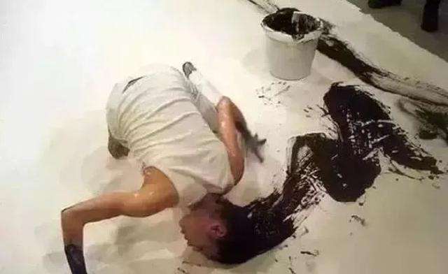 现代书法大师颇受争论，沦为过街老鼠，是谁败坏了书法界？