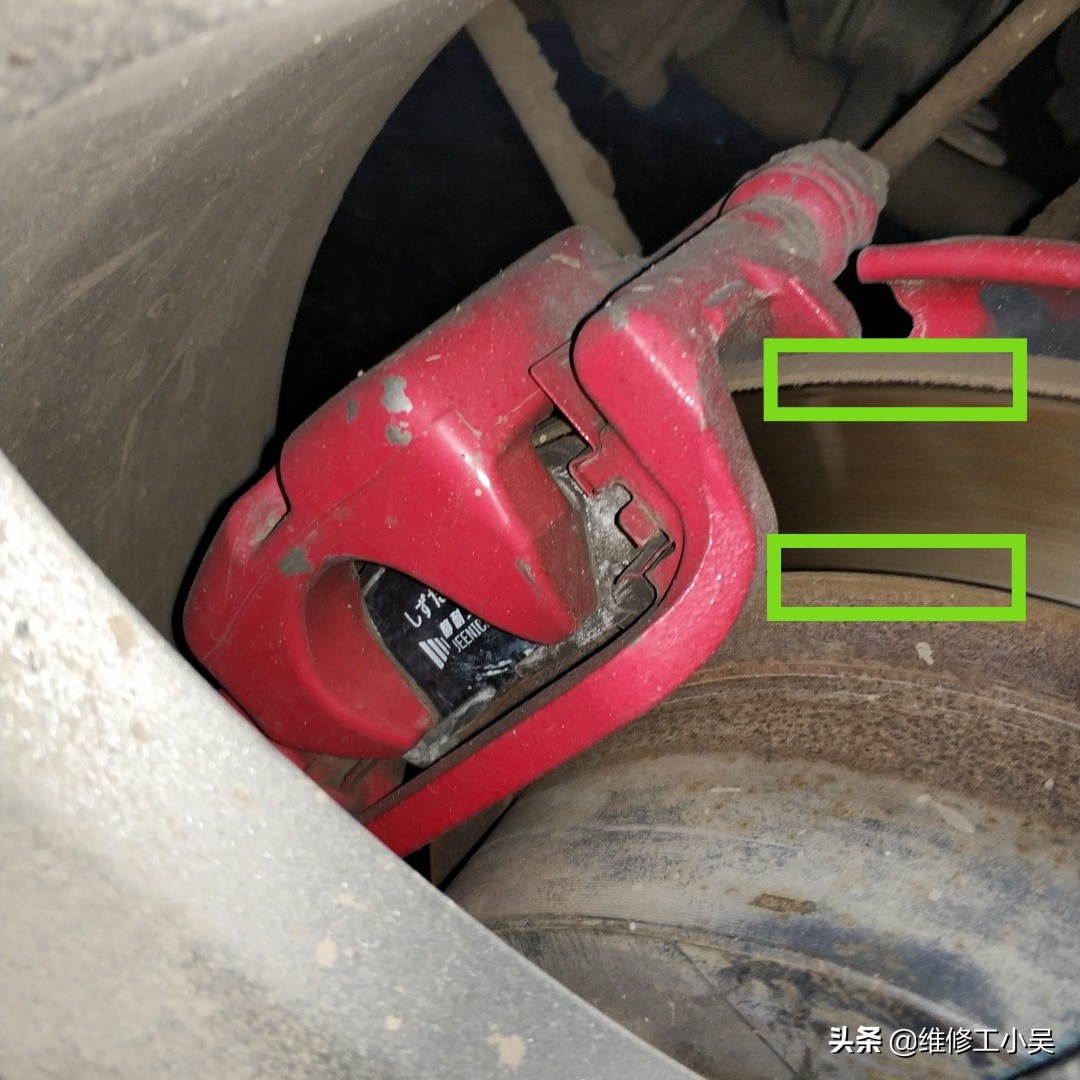 踩刹车刹车踏板咔咔响是怎么回事,新换刹车片轻踩刹车踏板咯噔响