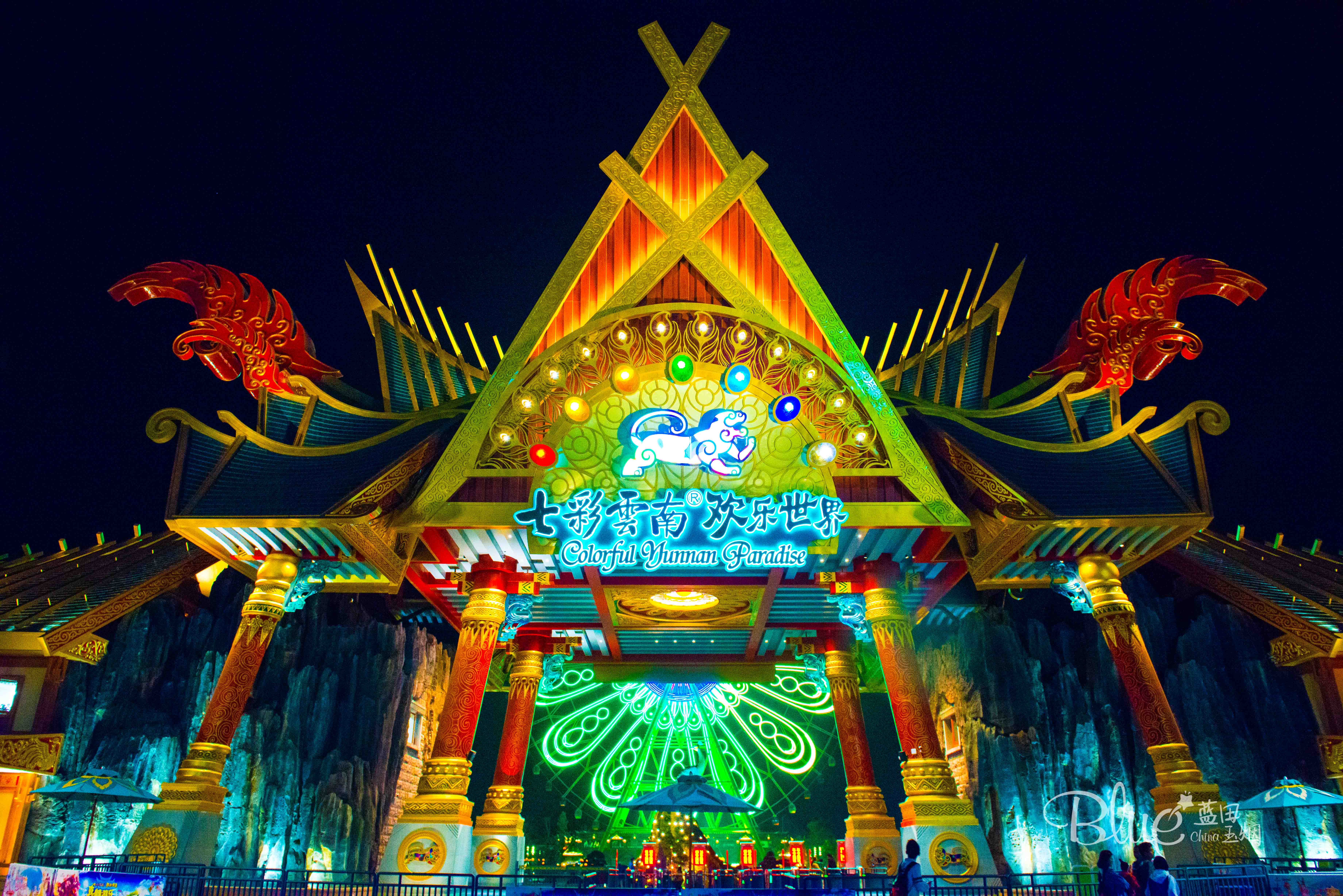 这个游乐园完全是男士们天堂，俄罗斯妹子的香吻和比心会收到手软