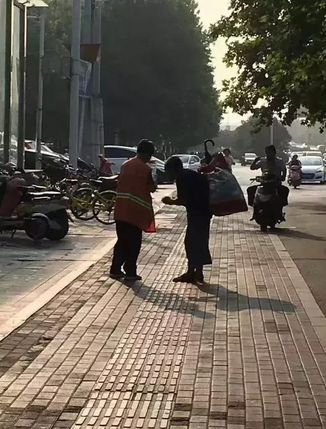 这才是董卿真实的样子,董卿跪地为什么获得网友的称赞