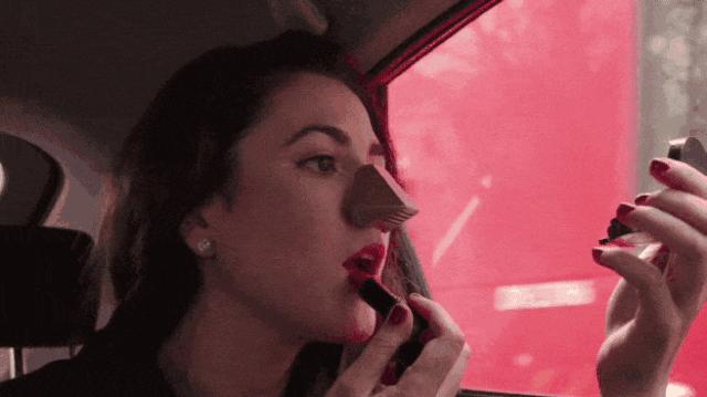 颠覆三观！外挂鹰钩鼻出街，英国人的脑洞真服了…这也叫口罩？