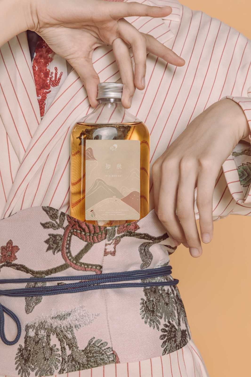 喜茶时装图片,喜茶2019二月新品