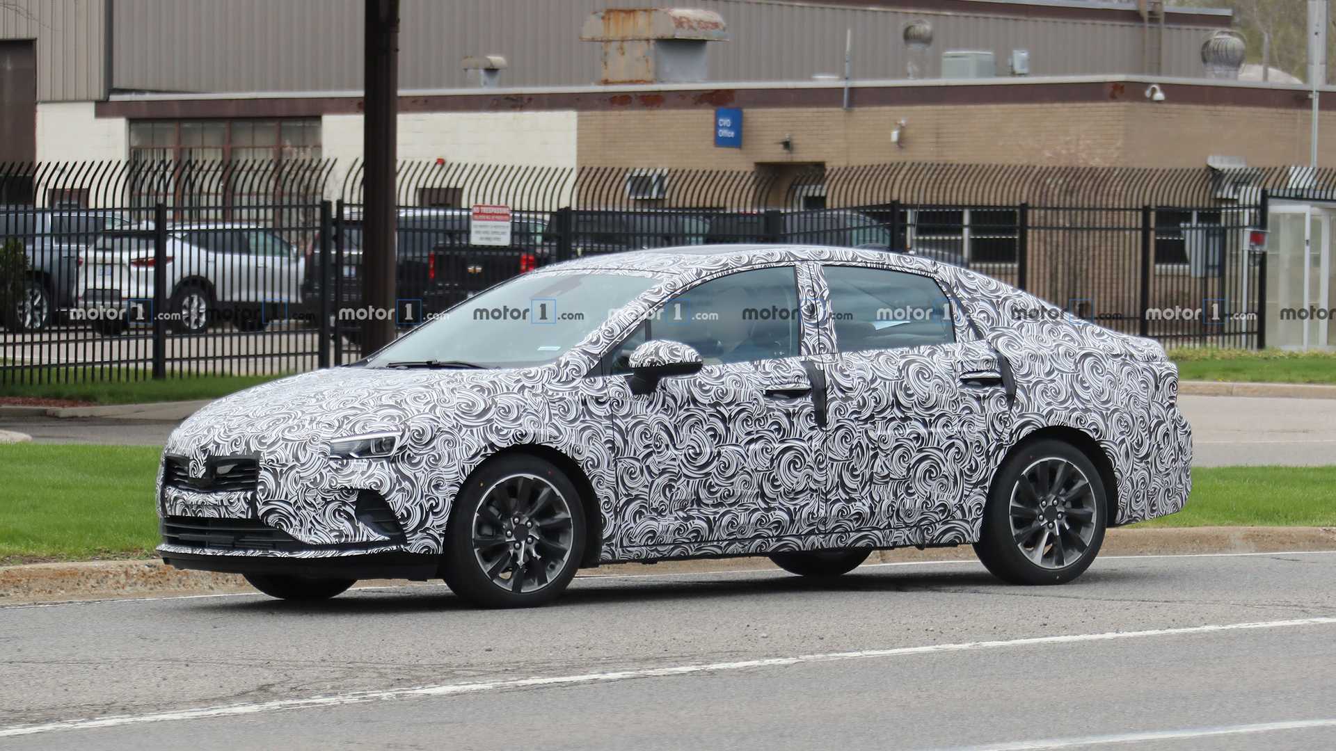 别克威朗谍照，现款车型在海外悬挂欧宝标志在售，国内为别克旗下