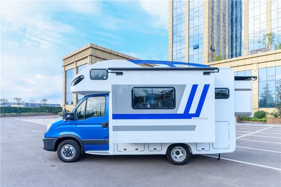 凤凰上途C1双拓旗舰版可住6人的“蓝精灵”48V20度电水电高配