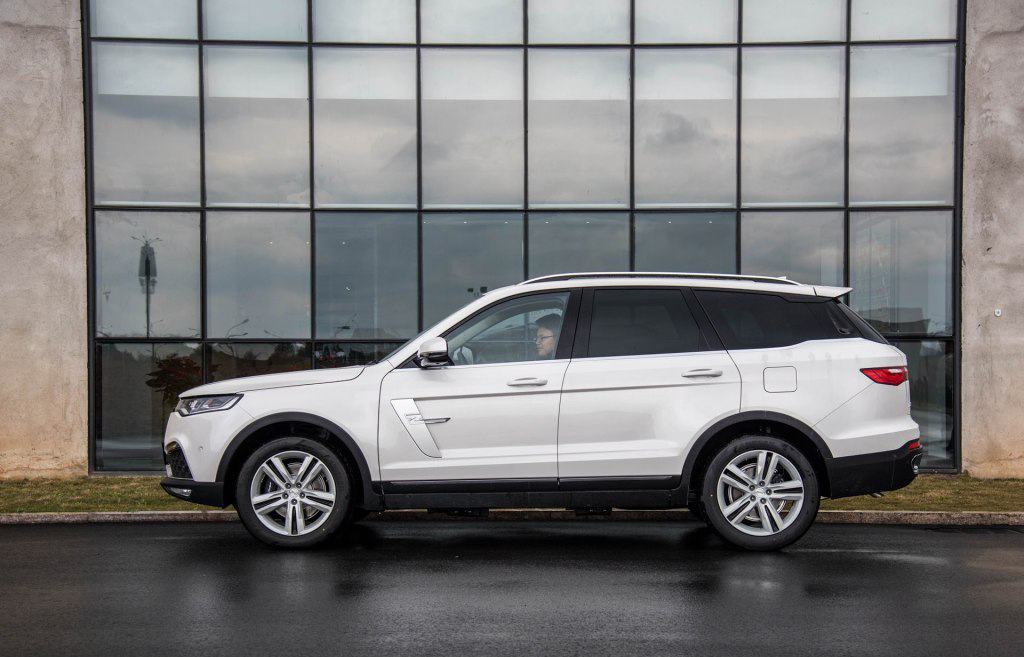 保时捷新款30万左右内饰方向盘,保时捷车的方向盘有几种