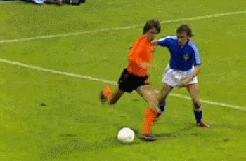 “球圣”的5大神技：飞翔的荷兰人为足球插上艺术的翅膀