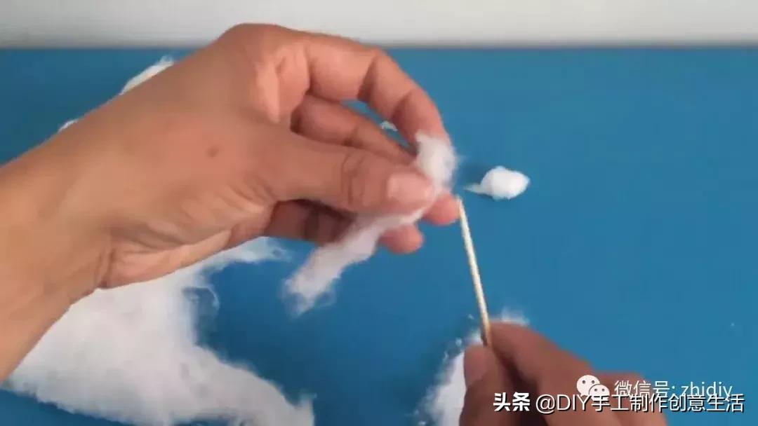 用白纸做个可爱的咩咩羊,用纸折一个可爱的小山羊