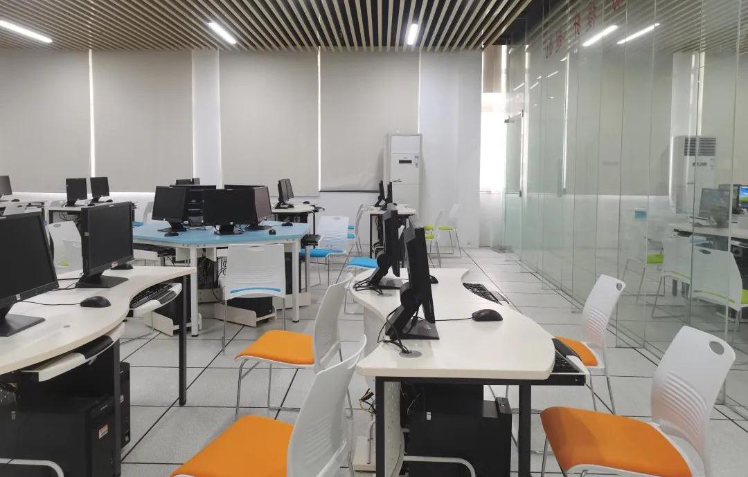 广州最广大学：占地1880余亩，依山傍水，校内坐拥天文台、法庭、演播厅！