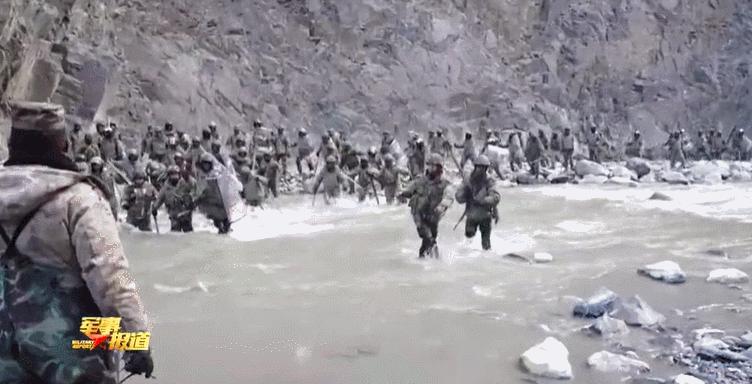 中国军人用血肉之躯肆虐洪水,00后解放军官兵抗震救灾