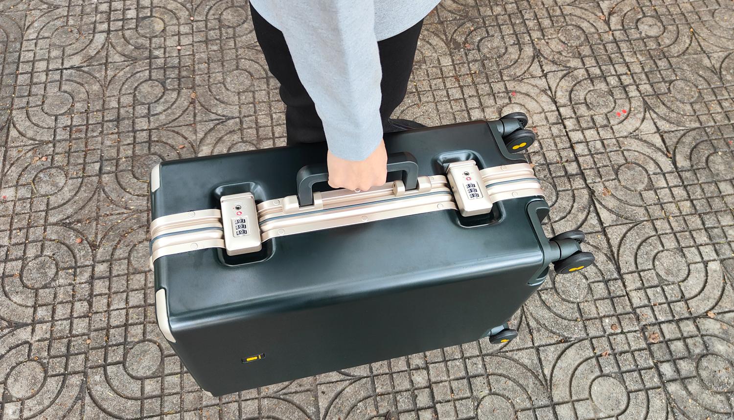 我试了一下，用地平线8号POWER拉杆箱装PS5代路由器刚刚好