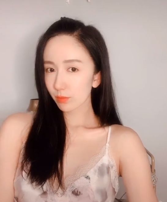 娄艺潇锁骨放口红完整版,娄艺潇瘦