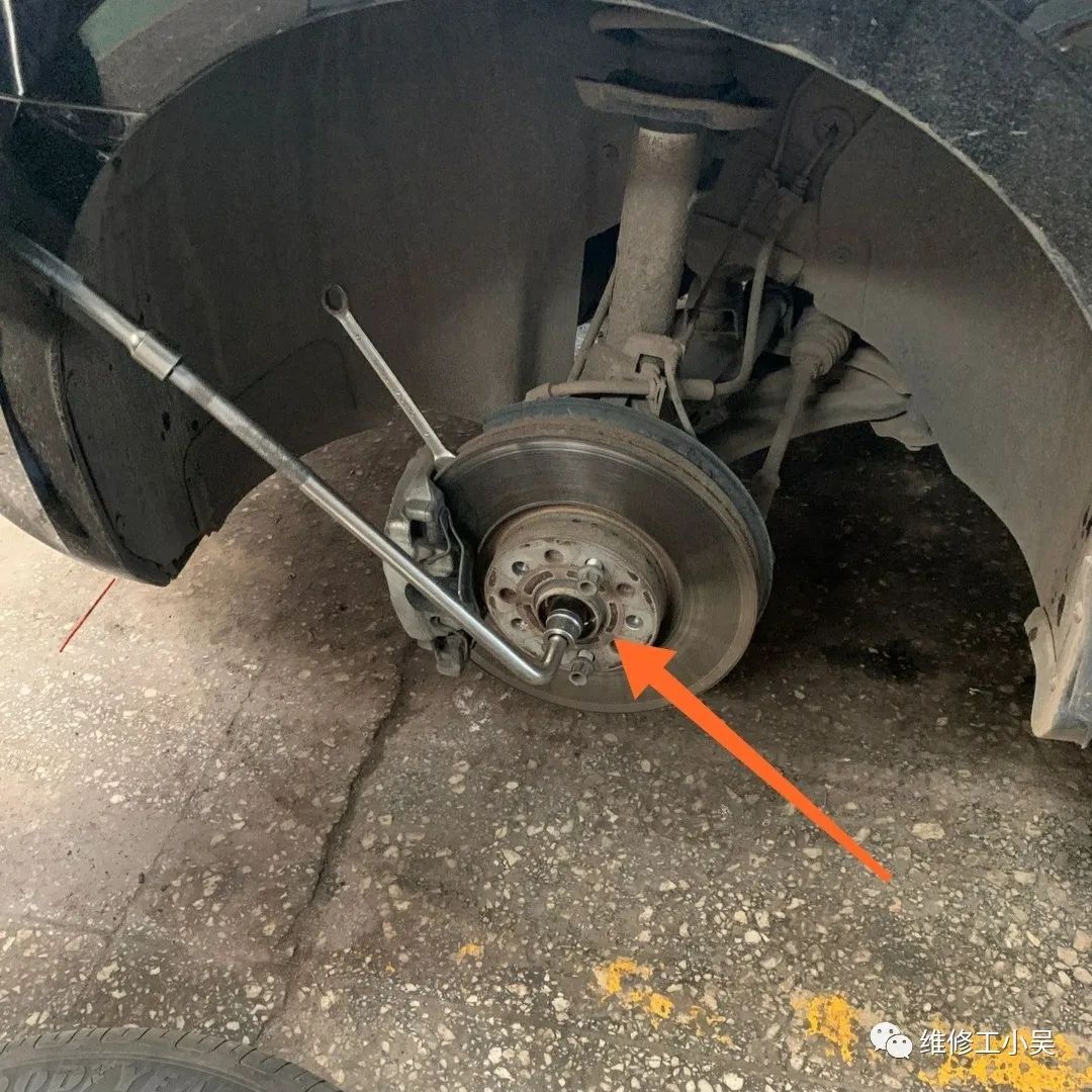 帕萨特打方向盘有吱吱异响,帕萨特原地方向盘转动有咯咯异响