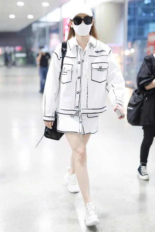 戚薇太个性，嫌领带太长直接剪一半，双丸子头炸毛了