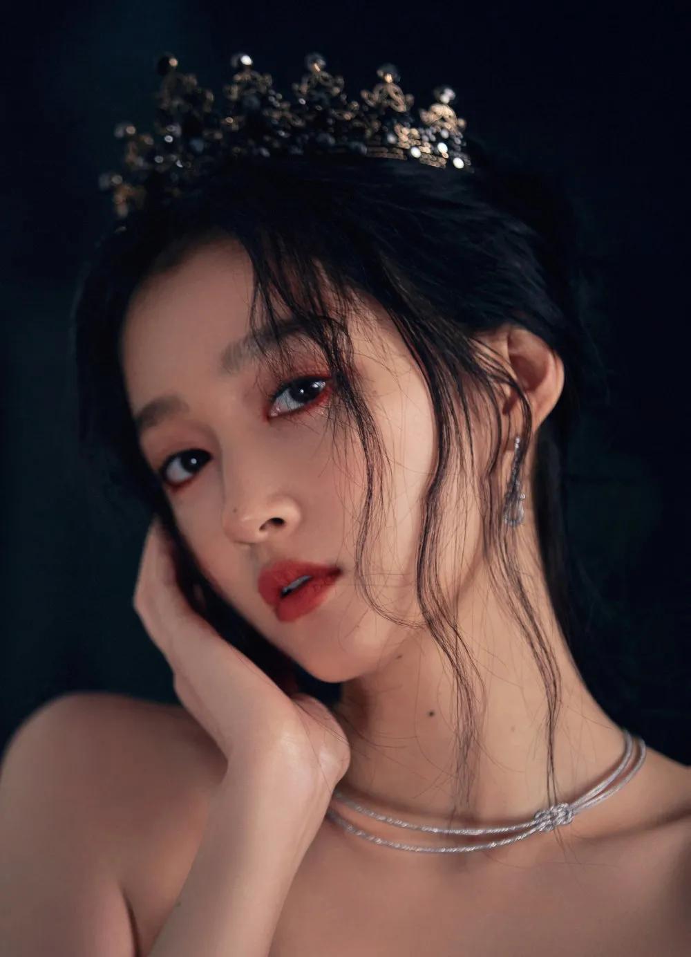 莫非仙女下凡?关晓彤暗黑古堡大片惹人心动