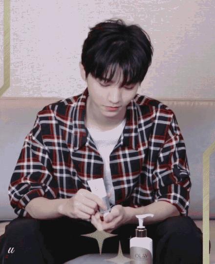 化妆品里的尿素是什么提炼的,化妆品里有尿素的成分是不是激素