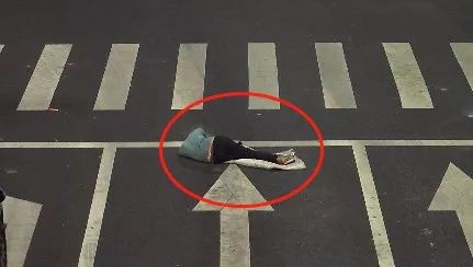 奇葩男子爬上岗亭睡大觉,奇葩男子睡马路