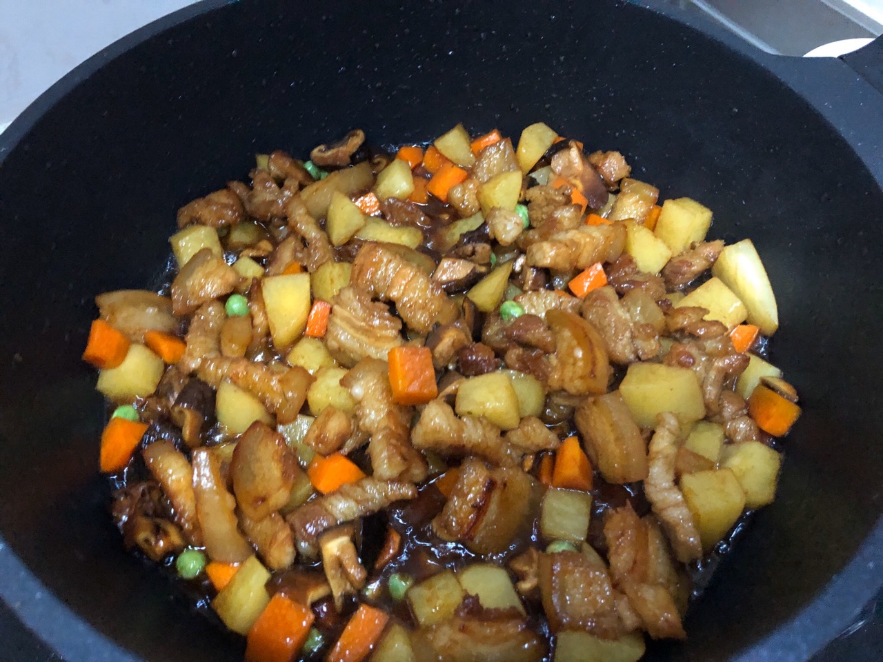 土豆五花肉焖饭的做法,土豆胡萝卜五花肉焖饭的做法