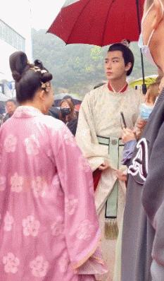 辣目洋子被搭档嫌丑?开机仪式上男主全程臭脸,全身抗拒不互动