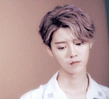 鹿晗这身贵公子打扮不得不夸！中分小卷+眼镜杀，帅起来真要命