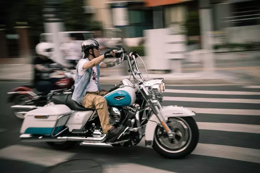 骑哈雷的爷叔,骑哈雷的爷爷还是爷叔
