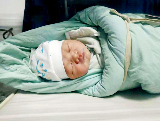 满月宝宝长几斤合理奶量,刚满月的宝宝每次喂多少奶