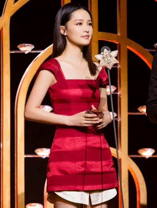 有种“保守”叫李沁嫌裙子太短，特意留口袋布，没想到意外显腿长