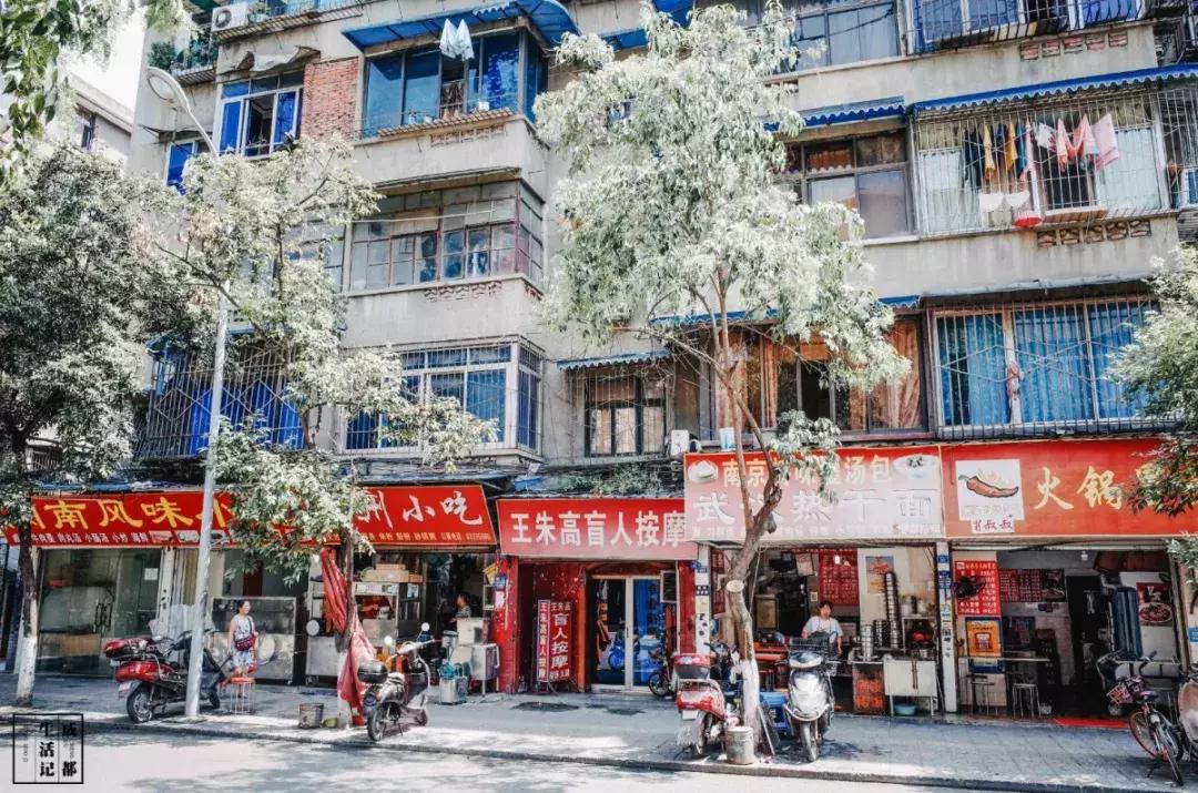 荷花池美食批发市场,荷花池美食街在哪里