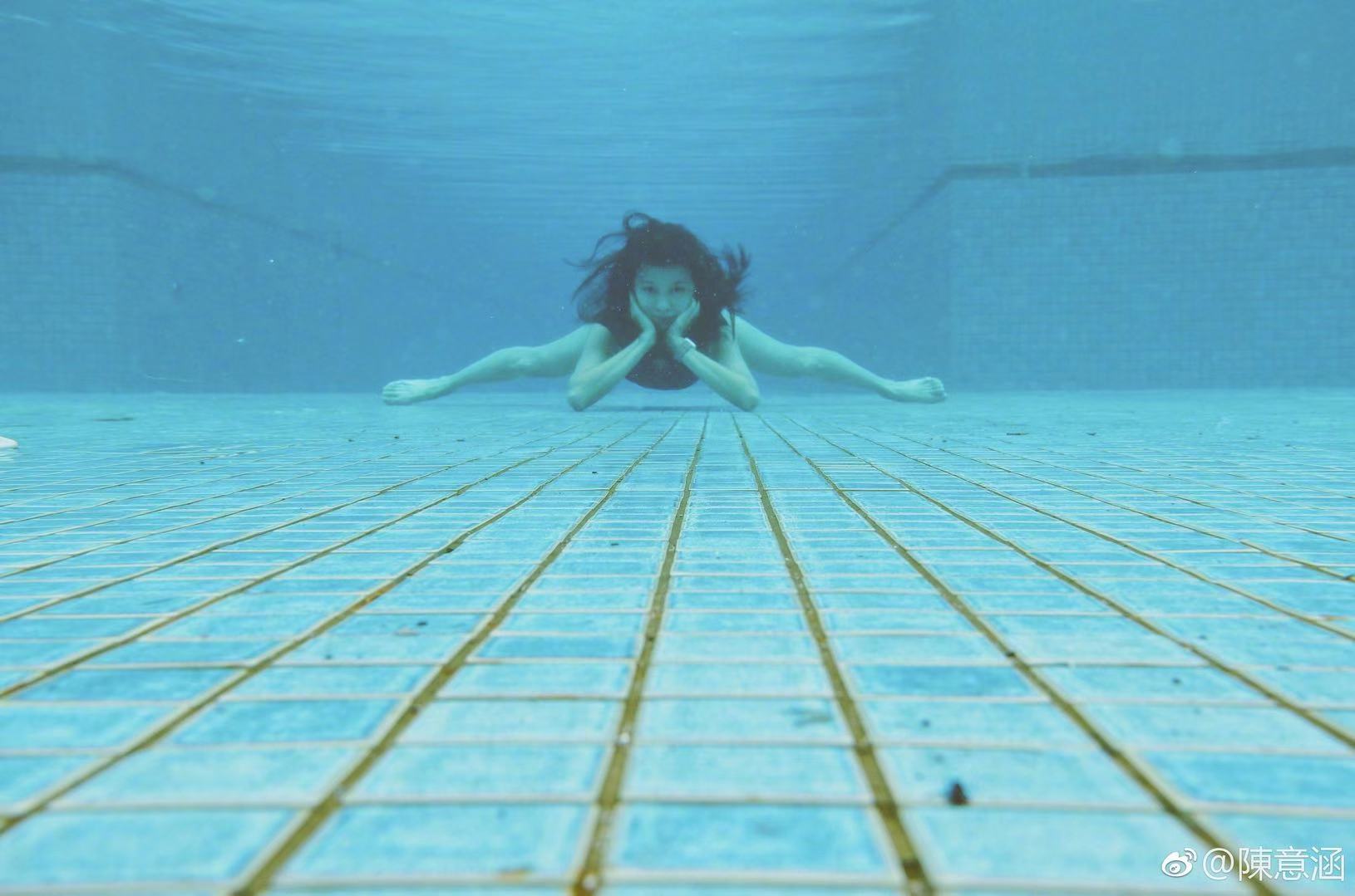 36岁怀孕7个月水底劈叉孕期运动，你也可以和明星一样