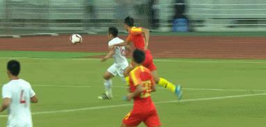 越南小将亚洲杯头球一跃成名,越南球员梅开二度