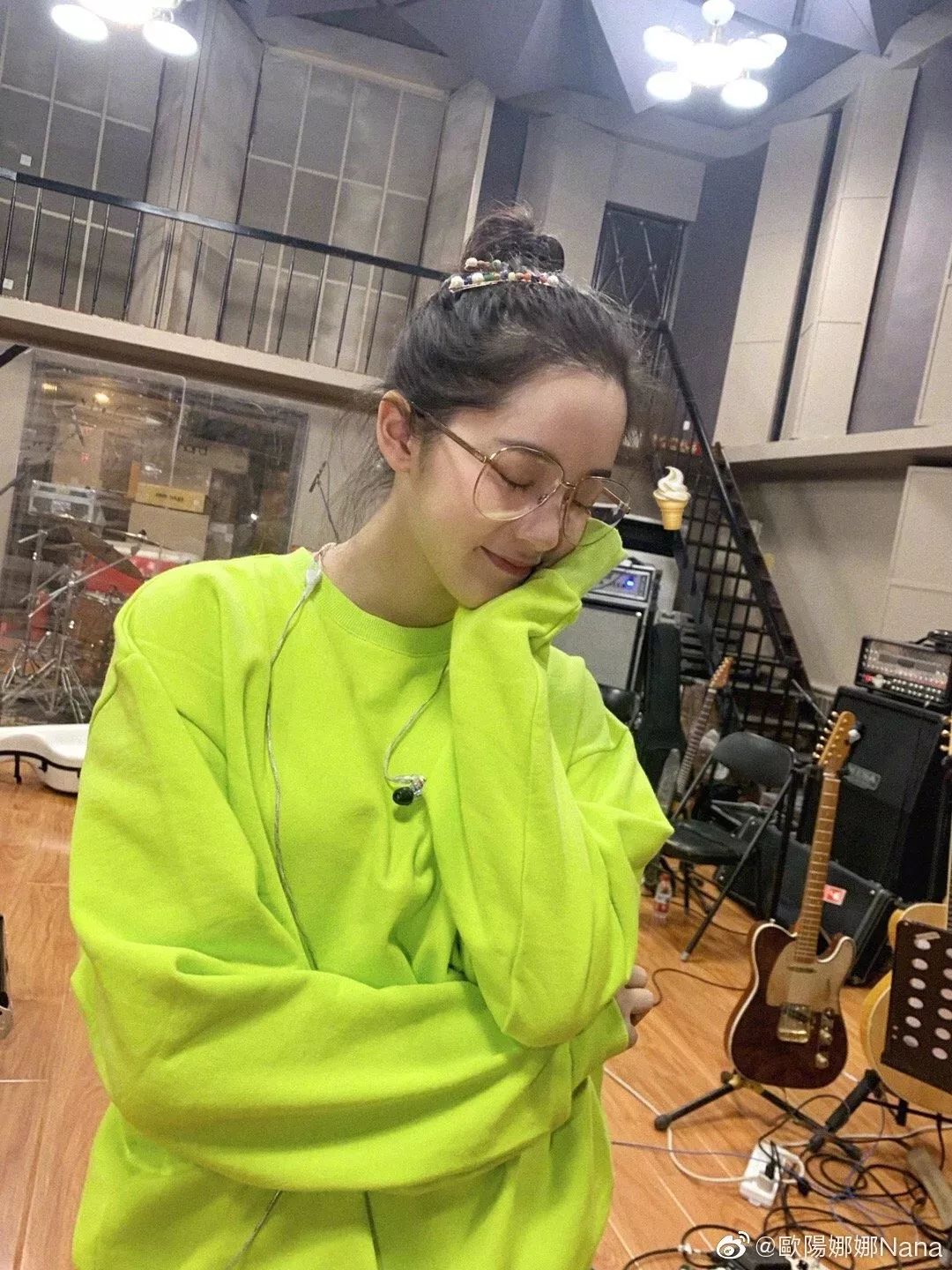 戚薇许嵩最新视频,戚薇现身许嵩演唱会全程抢热搜