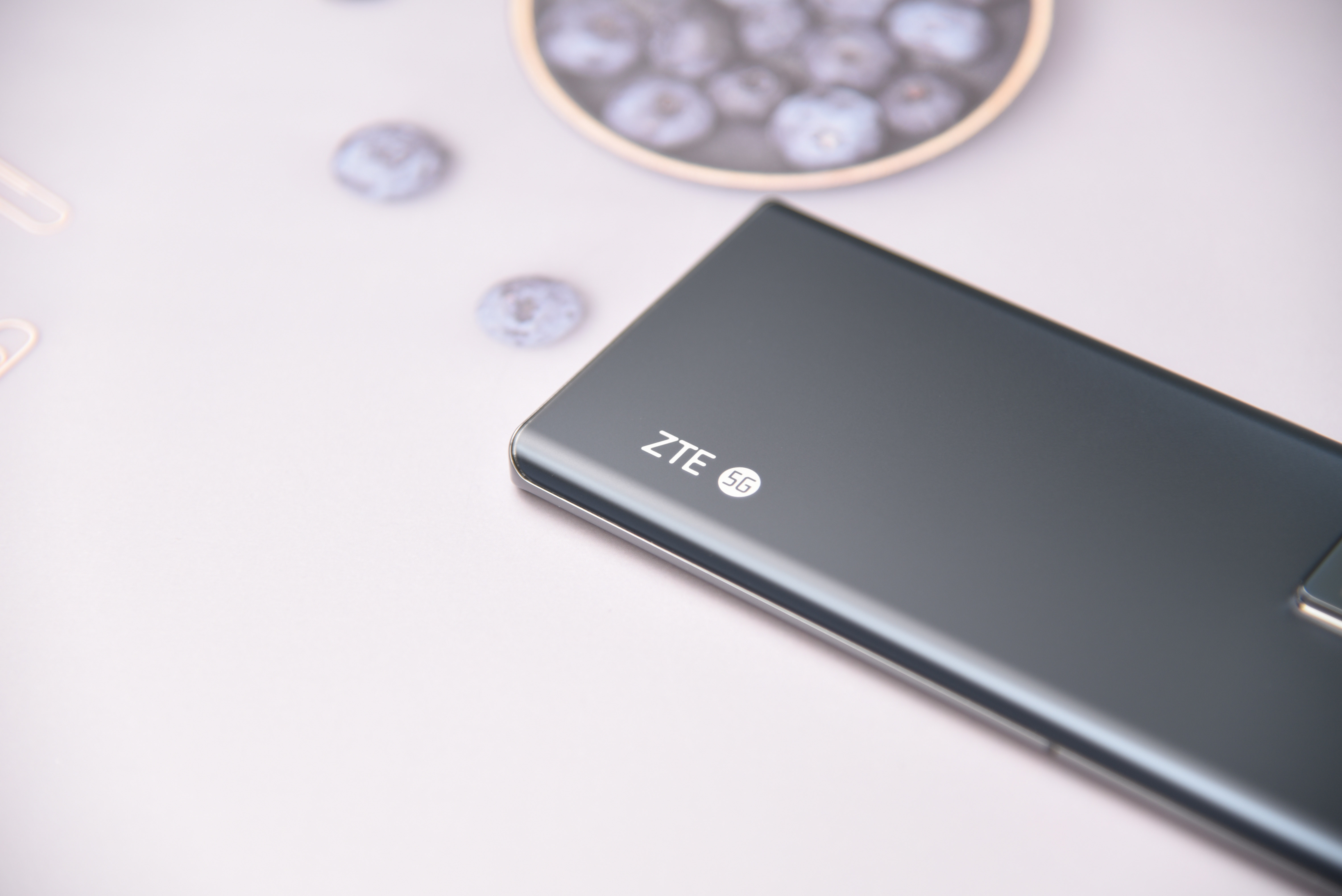 中兴axon30ultra评测屏下摄像头,中兴axon30ultra三千新机能入手吗