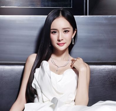 杨幂终于换新发型!老气卷发换活力直发,33岁摇身一变成“00后”