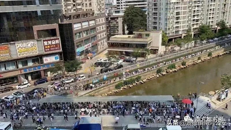 刷爆了！排到5万多号，现场人人人人，交警紧急喊话！深圳文和友今早道歉