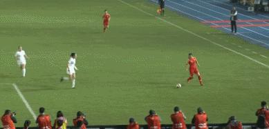 王霜吊射破门视频,王霜任意球连门将破门进球