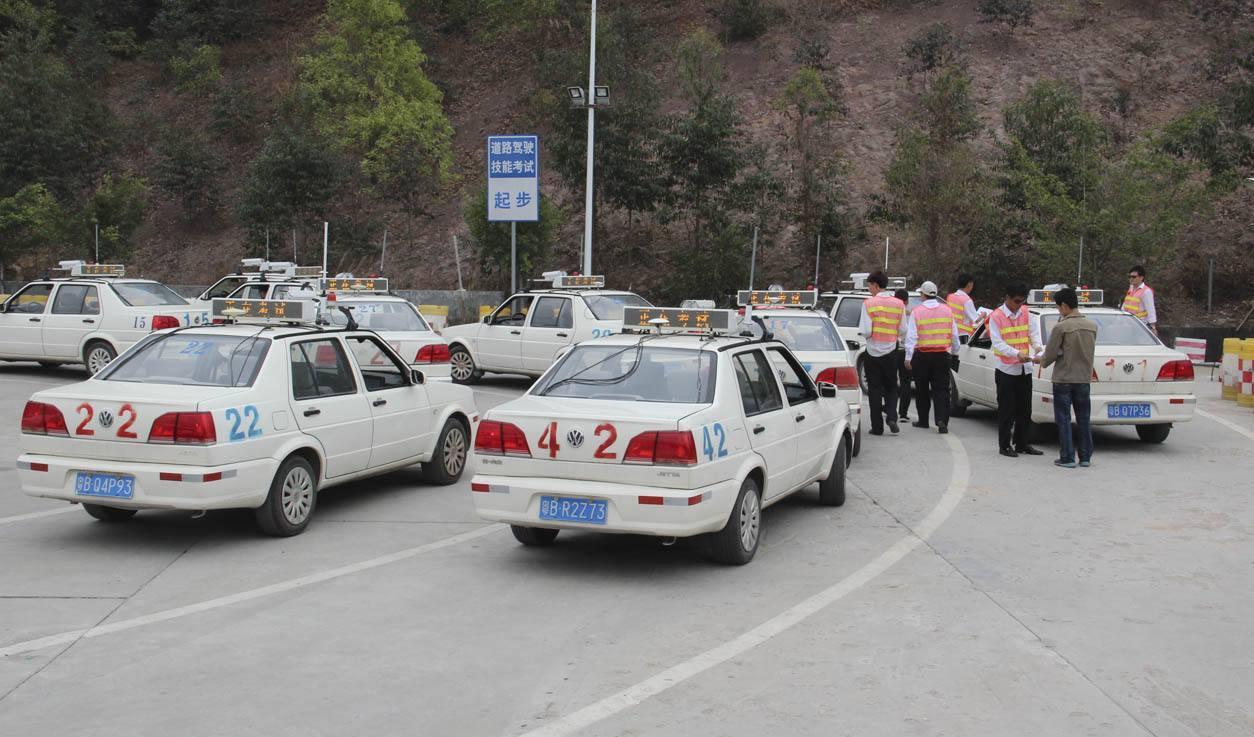 科目三感觉挺难又觉得挺简单,科目三很难考吗是什么梗