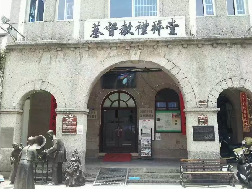 带着孙女去海边,奶奶带着小孙女在北海涠洲岛玩