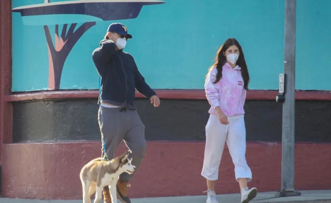 小李子女友遛狗,小李子带女友出席