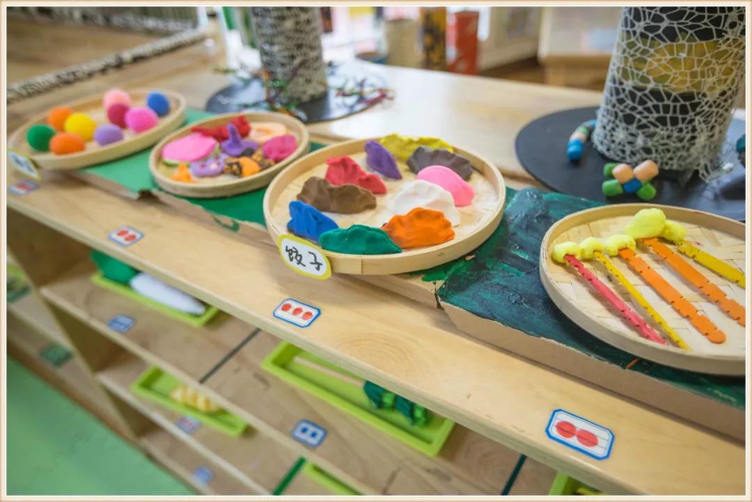 小班寒冷的冬天主题美工区域投放,小班主题我喜欢夏天环境创设要求