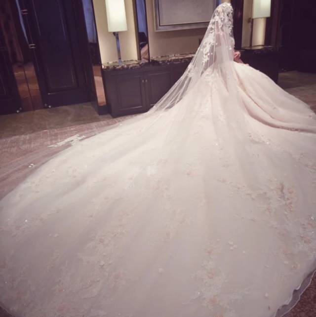 不同婚庆风格如何选婚纱,缎面婚纱婚礼场地