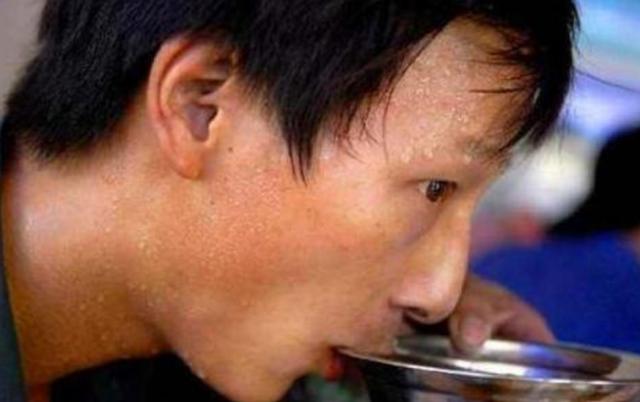 吃饭出汗一辈子白干有什么说法,吃饭大汗一身白干的典故