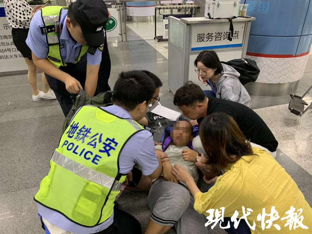 女子地铁癫痫发作不停抽搐,地铁上突发癫痫病