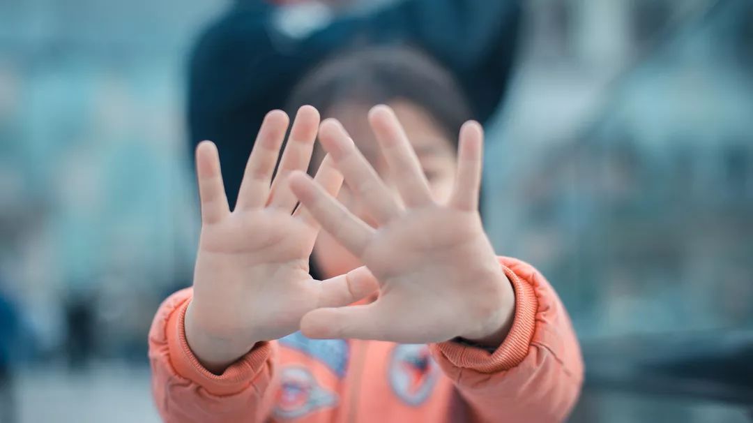 小孩被欺负要不要教小孩打回去,小孩被同学欺负应该怎样教孩子