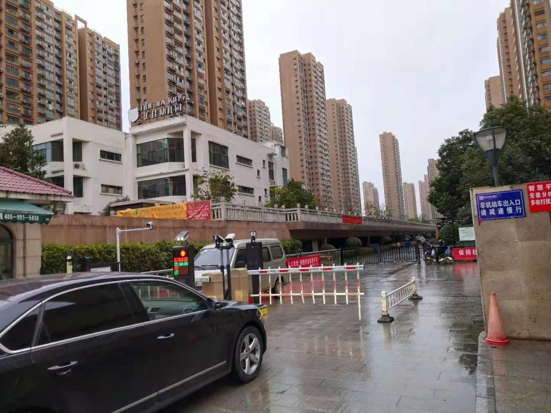 一路之隔繁华程度不一样,一路之隔和万人空巷的区别