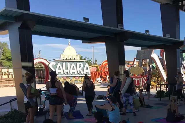 你看这把吉他辣么大，快把它拍下来