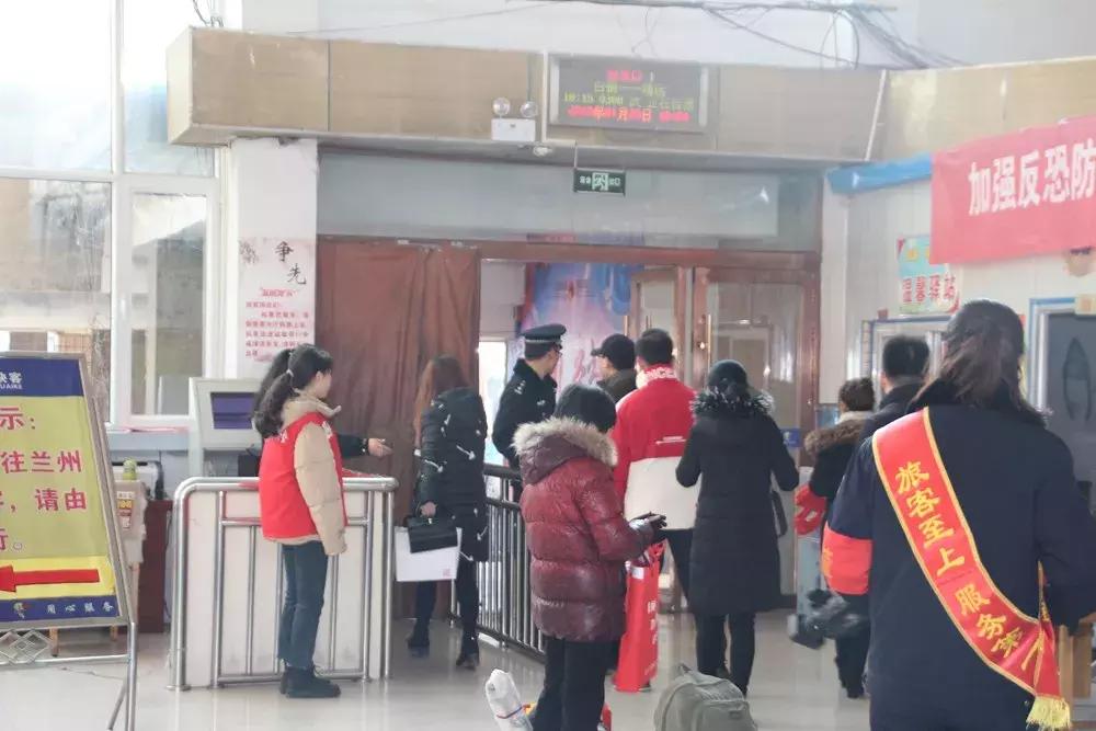 白银：爱心志愿者成为汽车站春运一道最亮风景线