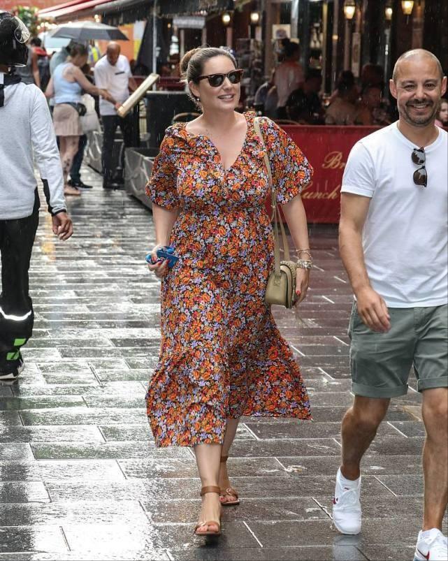 足球宝宝大变身,足球宝贝小姐姐变装曼联