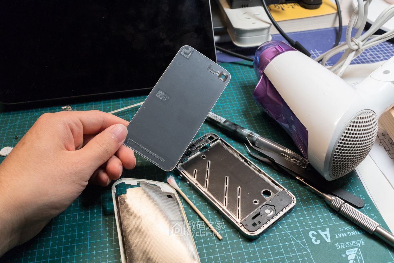 把未拆封的iphone4做成标本,iphone4被做成标本